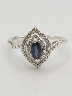 Narural And Elegant Blue Sapphire And Diamond Ring